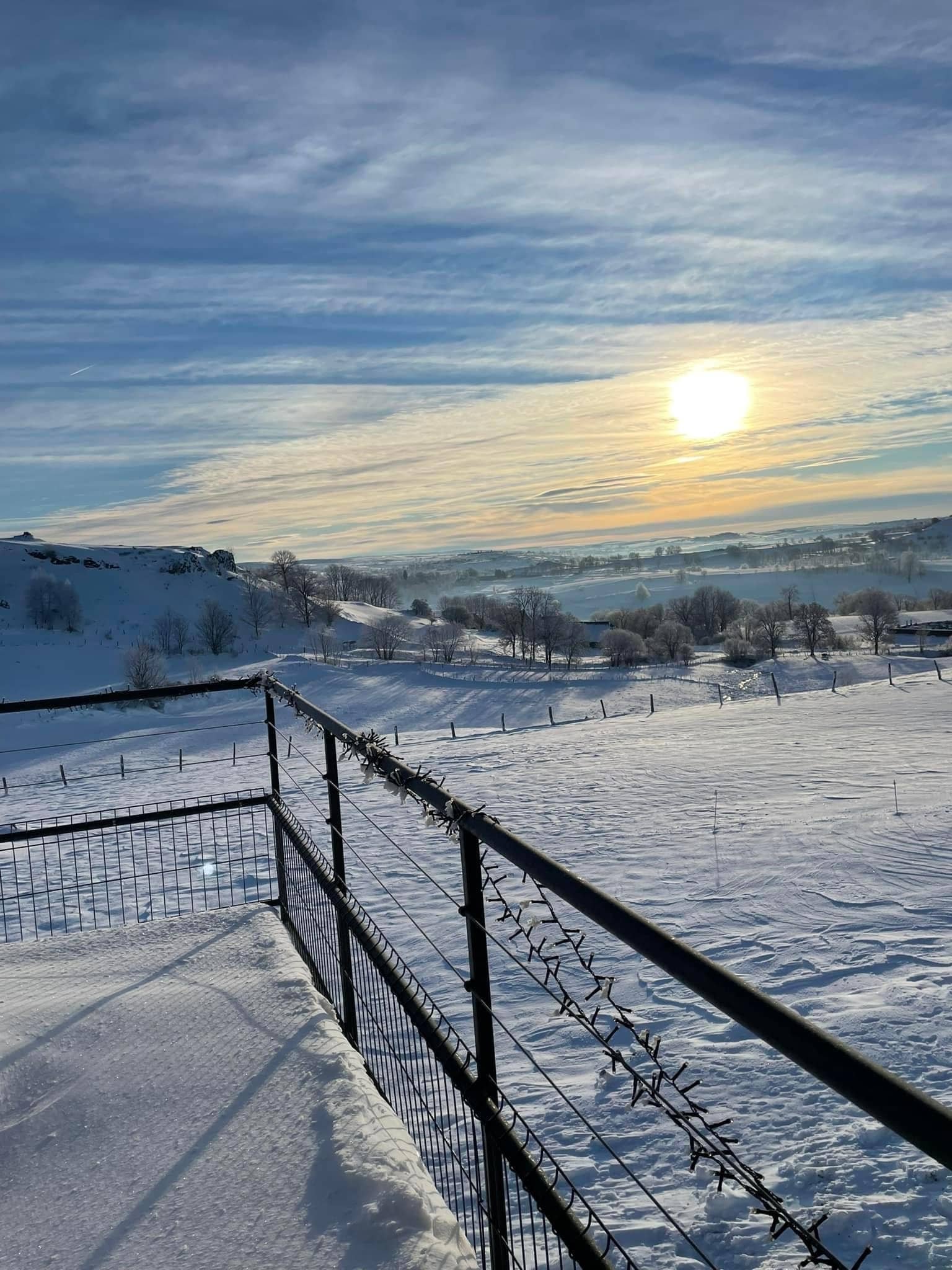 vue en hiver de la terrasse du gîte le bessou de l'aubrac